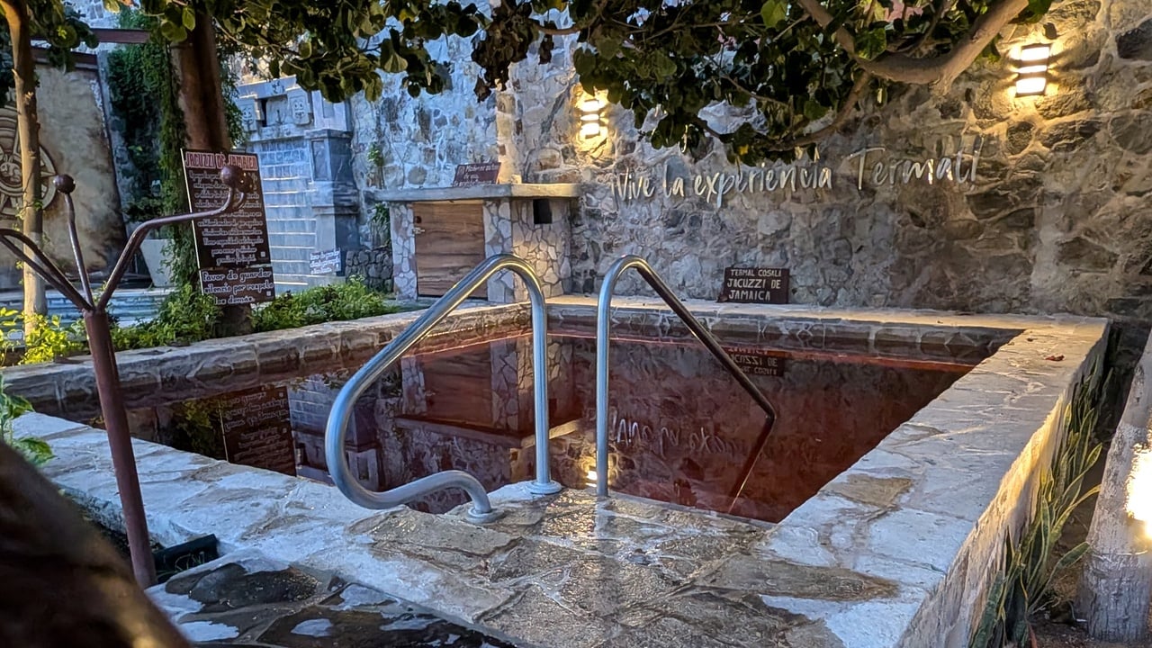 Jacuzzi termal con vista al lago